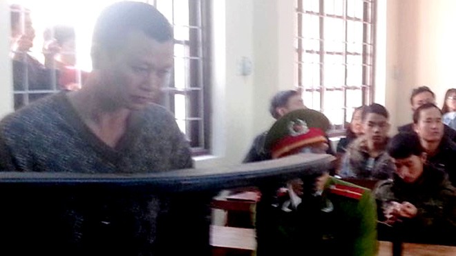 Vụ 'núp gầm giường nhà nghỉ, giết người tình của vợ': Hung thủ bị tuyên án 3 năm tùBị cáo Trần Văn Nam tại phiên tòa sáng 31.12 - Ảnh: C.T.V