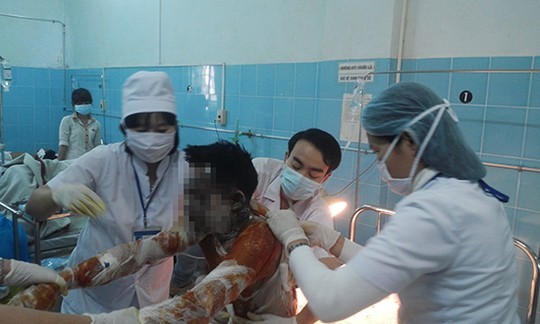 Các nhân viên y tế đang cấp cứu cho bệnh nhân Đinh Văn H.. Ảnh chụp lúc 14 giờ 10 ngày 30/12