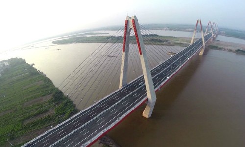 Cầu Nhật Tân (dài trên 7.750 m, đường dẫn 5.170 m, rộng 33,2m) sẽ được khánh thành vào ngày 4/1/2015. Ảnh: Xuân Hoa.
