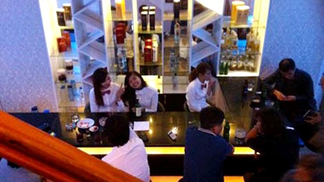 Nhân viên trong một bar dành cho các quý ông Hàn cùng khách