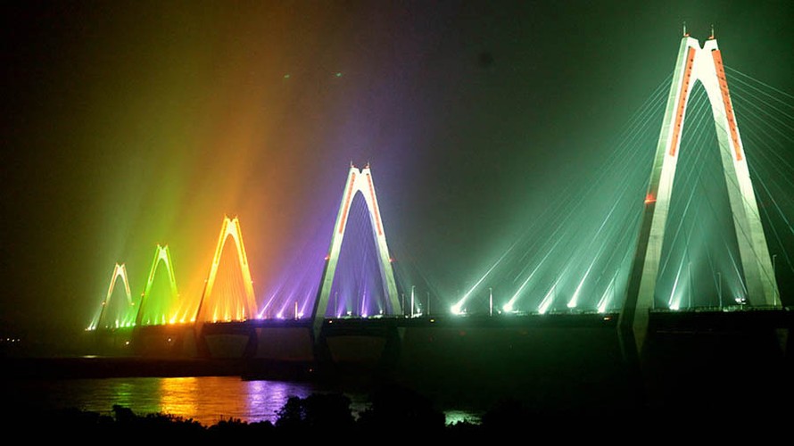 Cầu Nhật Tân là một điểm nhấn về kiến trúc của thành phố Hà Nội