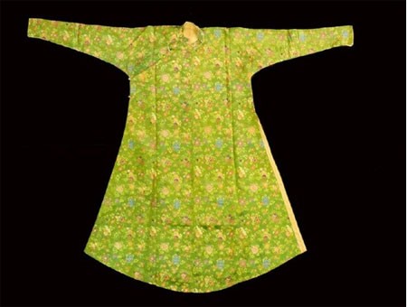 Trang phục áo dài sẽ được trưng bày tại triển lãm "Màu vàng lồng lộng chảy tràn lá xanh". Ảnh: BTC cung cấp
