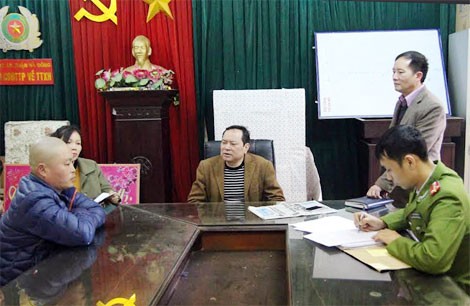 Đối tượng Lưu Trung Dũng (áo khoác xanh ngồi đầu bên trái) xin đầu thú và khai báo hành vi phạm tội tại Công an quận Hà Đông. 