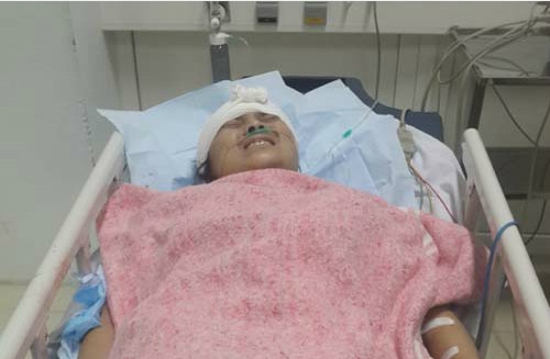 Nguyễn Thị Nhung đang cấp cứu tại Bệnh viện Đa khoa Nghệ An. Ảnh: Hải Bình.