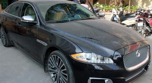 Chiếc Jaguar XJL trị giá 7 tỷ nhưng vô chủ