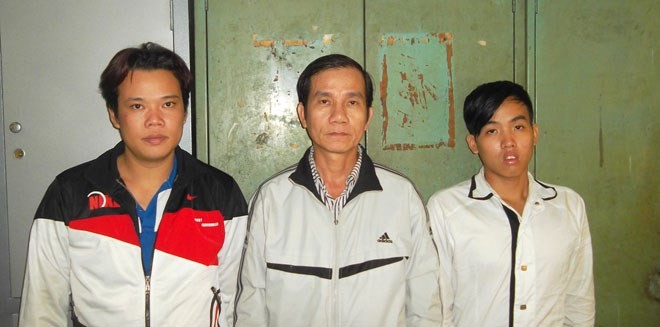 “Tú ông” Nguyễn Văn Hồng (Hùng “xì gà”, đứng giữa) cùng 2 đồng phạm bị bắt