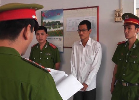 Cơ quan điều tra tống đạt quyết định khởi tố bị can đối với Huỳnh Văn Phi