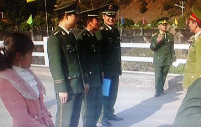Công an huyện Kim Bình (Trung Quốc) trao trả em Giàng Thị Dê cho Công an huyện Phong Thổ và Đồn Biên phòng Ma Lù Thàng (Phong Thổ, Lai Châu)
