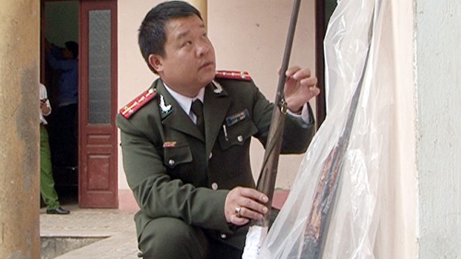 Kiểm tra khẩu súng săn của Hà Văn Toàn trong vụ án