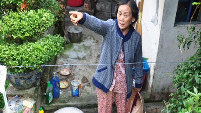 Bà Trương Thị Vân (ngụ phường Trần Phú) kể lại, tên cướp ôm túi xách nhảy qua hàng rào B40 nhà của bà rồi trèo lên mái nhà bên cạnh lẩn trốn. Ảnh: Trí Tín
