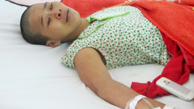 Nguyễn Thị Bé Đào khi đang nằm điều trị tại trung tâm y tế huyện