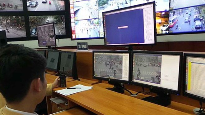 Sau thời gian thí điểm, lãnh đạo Phòng CSGT đường bộ, đường sắt CSGT theo dõi hệ thống camera giám sát CSGT theo dõi hệ thống camera giám sát - Ảnh: Nam Anh
