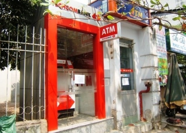 Một trụ ATM của Ngân hàng Techcombank tại TP.HCM bị trộm đột nhập năm 2011