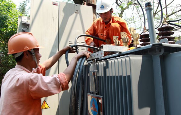 Công nhân Điện lực Hà Nội tu sửa, nâng cấp một trạm biến áp tại quận Cầu Giấy. Ảnh: Chiến Công