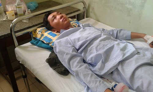 Tài xế Phạm Tấn Khanh đang nằm điều trị tại Bệnh viện đa khoa Bình Thuận - Ảnh: Q.H