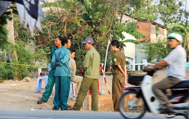 Công an xã Thạnh Phú, huyện Mỹ Xuyên (Sóc Trăng) bảo vệ hiện trường vào sáng 17/4. Ảnh: Việt Tường