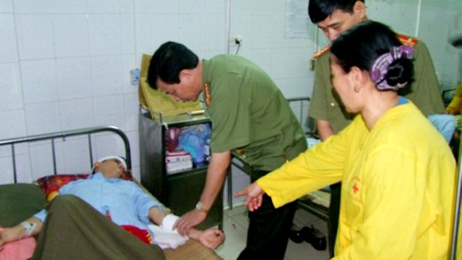 Đại tá Đào Đức Minh, Phó giám đốc Công an tỉnh Thanh Hóa, tới thăm động viên chiến sĩ công an bị thương khi làm nhiệm vụ