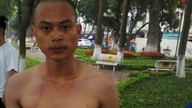 Nam thanh niên "ngáo đá " Nguyễn Thế Công bị bắt giữ đưa về CAP Hàng Trống