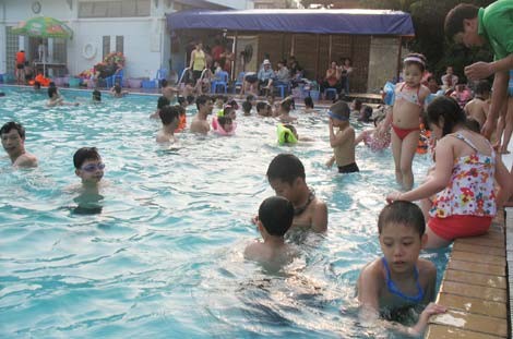 Người Hà Nội đổ xô đến các bể bơi tránh nắng