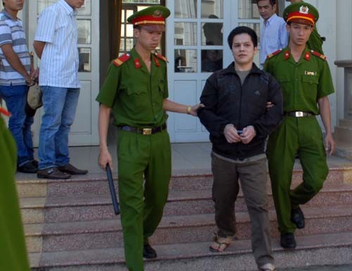 Nguyễn Minh Hải bị áp giải ra xe về trại giam. Ảnh: Quốc Dũng