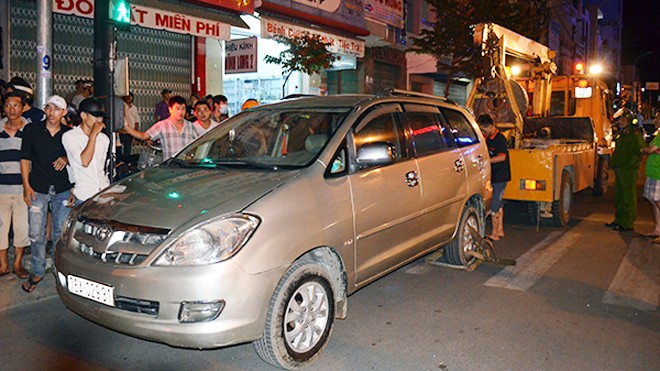 CSGT Công an TP Quảng Ngãi cẩu xe vi phạm về trụ sở