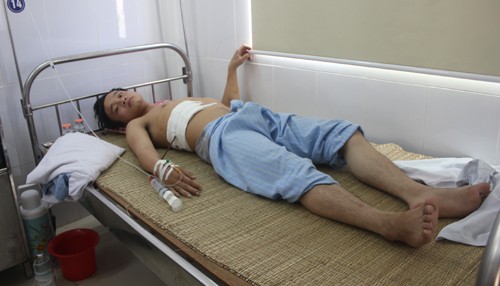 Anh Hồ Sỹ Hoàng đang điều trị tại bệnh viện đa khoa Nghệ An. Ảnh: H. Bình