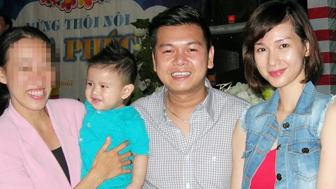 Vợ chồng MC Quỳnh Chi cùng con trai trong tiệc thôi nôi bé Gia Phúc, gần 2 năm trước. Ảnh: Việt Tường