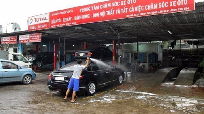 Một điểm rửa xe máy, xe ô tô tại Hà Nội. Ảnh chỉ mang tính minh họa