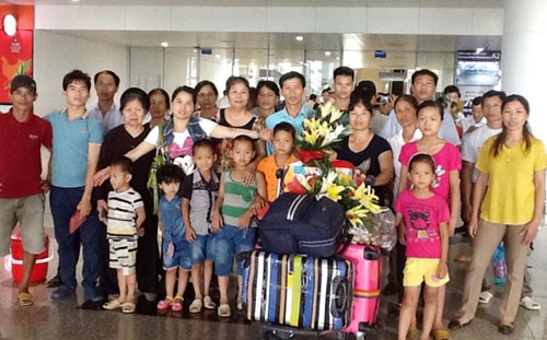 Gia đình ông Chấn đón con gái về nước tại sân bay Nội Bài. Ảnh: Hải Anh