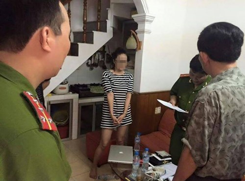 Hình ảnh lan truyền trên mạng xã hội được cho là công an tạm giữ người chuyên “phán”...chuyện động trời trong làng giải trí Việt