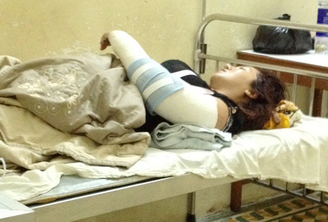 Chị Thu đang được cấp cứu tai Bệnh viện Sóc Trăng. Ảnh: Việt Tường.