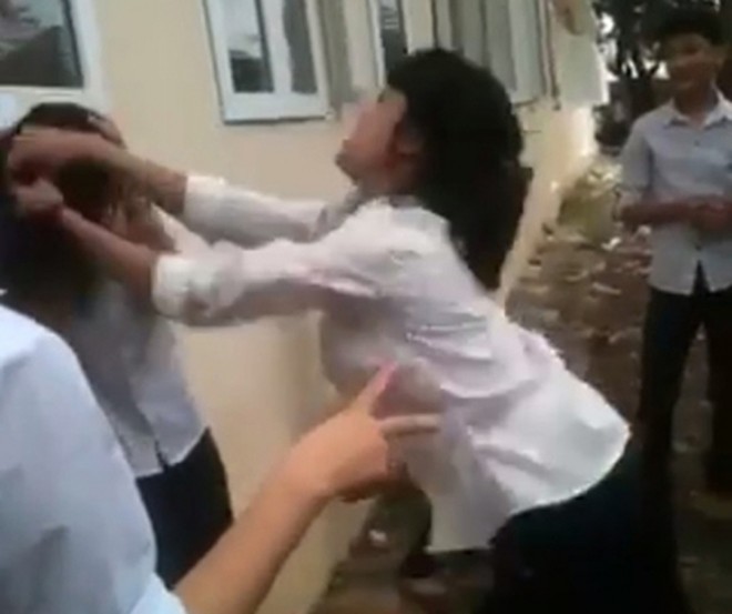  Hai nữ sinh trường THCS Uy Nỗ (Đông Anh, Hà Nội) đánh bạn như giang hồ. Ảnh cắt từ clip