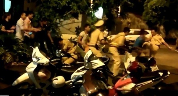 Thời điểm nhóm thanh niên đánh CSGT TP Lạng Sơn vào tối 24/6. Ảnh cắt từ clip