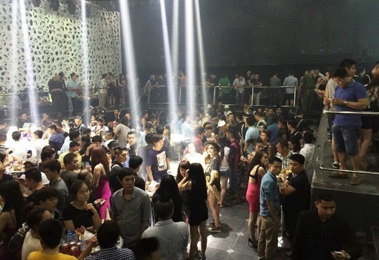 Hàng trăm dân chơi vẫn còn nhảy nhót tại quán bar Canalis dù đã rạng sáng
