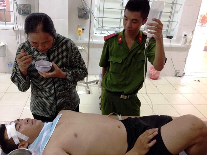 Trung úy Tuấn khi mới được đưa vào bệnh viện đa khoa tỉnh Hà Tĩnh để cấp cứu. Ảnh: T.N. 
