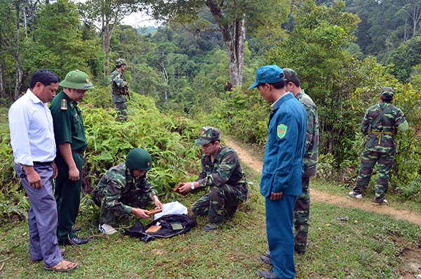 Đội tuần tra thuộc Đồn Biên phòng Pha Long, BĐBP Lào Cai phối hợp với dân quân xã Tả Ngài Chồ, huyện Mường Khương lập biên bản tạm giữ tang vật