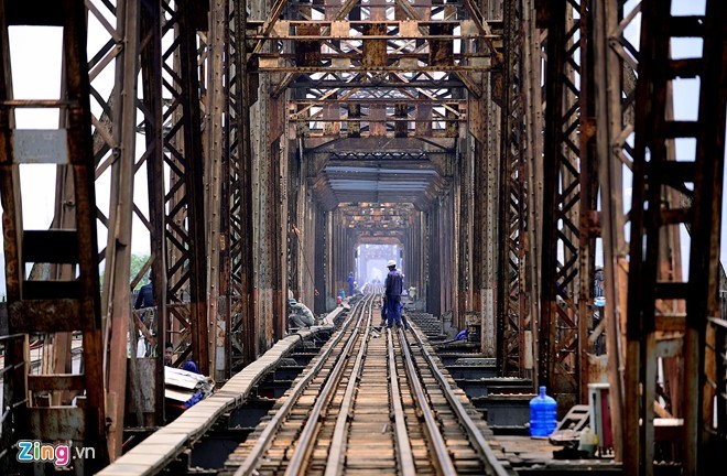Để bảo đảm an toàn giao thông đường sắt và giao thông đô thị đến năm 2020, Bộ Giao thông Vận tải đã nghiên cứu lập dự án khôi phục cầu Long Biên theo 2 giai đoạn. Giai đoạn 1, gia cố bảo đảm an toàn cầu, phục vụ vận tải đường sắt đến năm 2020. Giai đoạn 2