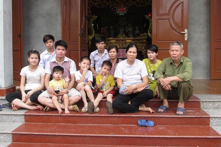 Ông Hiển, bà Nguyệt cùng 7 đứa con chưa lập gia đình chung sống với nhau tại nhà. Ảnh: Quỳnh Nguyên