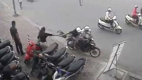 Hình ảnh hai tên cướp được cắt từ video clip