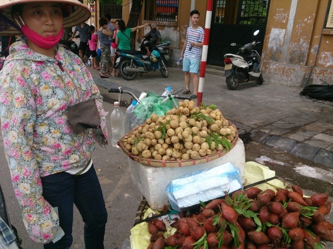 Trái cây Thái Lan áp đảo trên vỉa hè Hà Nội