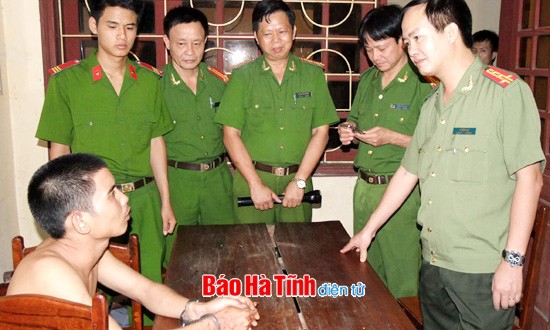 Đại tá Lê Văn Sao - Giám đốc Công an tỉnh tham gia thẩm vấn đối tượng tại cơ quan công an