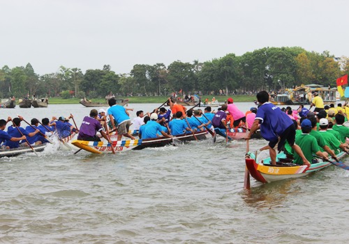 Người dân ở các xã ven phá Tam Giang hay tổ chức những cuộc đua ghe truyền thống với mục đích cầu cho mưa thuận gió hòa, tuy nhiên ở một số giải đua hay xảy ra đánh nhau. Ảnh minh họa: Đắc Đức