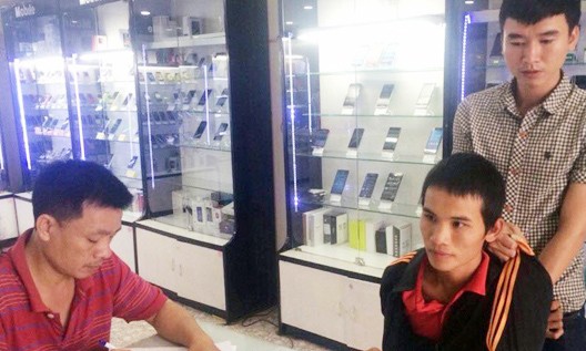 Cơ quan công an bắt giữ Nguyễn Văn Vũ khi đang tiêu thụ tài sản cướp được tại cửa hàng điện thoại