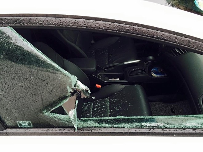 Một vụ kẻ gian đập cửa kính trộm tài sản trong ôtô ở chung cư Nguyễn Sỹ Sách. Ảnh: Trần Quý