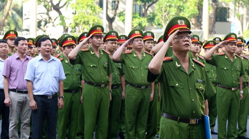 Công an thành phố Hà Nội và đoàn công tác Ban tuyên giáo Thành ủy Hà Nội chào cờ Tổ quốc và hát Quốc ca. Ảnh: Bá Đô