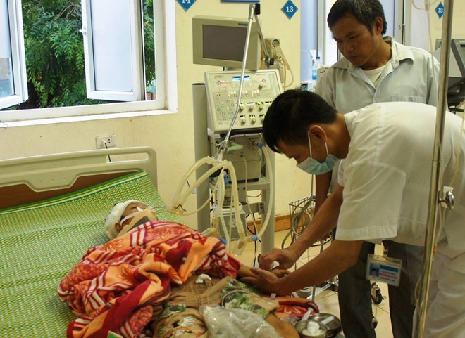 Cháu Chiến vẫn đang được cấp cứu tại Bệnh viện Sản - Nhi Nghệ An trong tình trạng nguy kịch. Ảnh: Zing