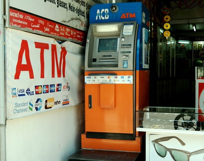 Máy ATM ở đường Bà Triệu, nơi 3 người nước ngoài gắn thiết bị điện tử để trộm tiền. Ảnh: Đoàn Nguyên