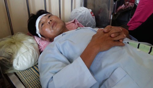 Ông Phan Bá Cương, công an viên xã Tân Lộc đang điều trị tại Bệnh viện Đa khoa Hà Tĩnh. Ảnh: Đức Hùng