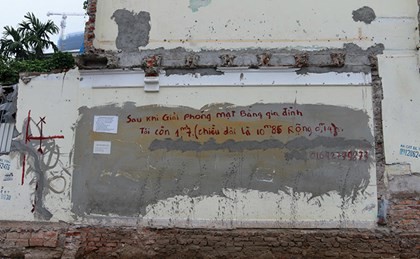 Bức tường của một hộ gia đình ở tổ 29, phường Quan Hoa, quận Cầu Giấy có bức tường rộng 1,7 m2 (dài 1 m, rộng 14 cm) còn sót lại sau khi mở đường Nguyễn Văn Huyên kéo dài