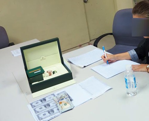 Nữ Việt kiều bị lập biên bản cùng chiếc đồng hồ. Ảnh: H.Q